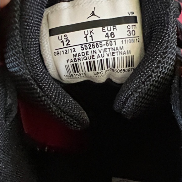 Jordan Mens Black and red Sneakers - Picture 7 of 7